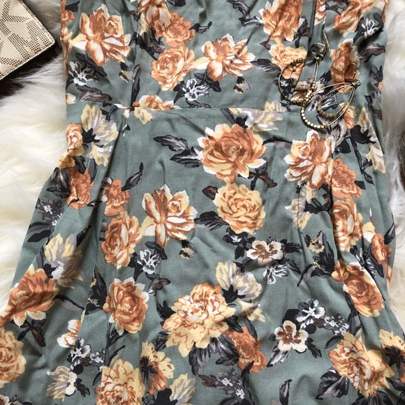 🔴SOLD🔴 F21 Floral Dress 🌼 - Picture 3 of 6